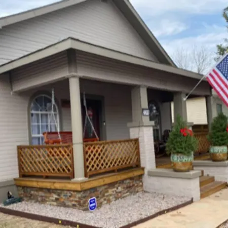 Stockyards!-1 Block Away ! Cowboy Cottage Sleeps 9